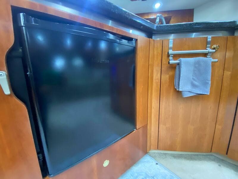 2006 Cruisers Yachts 52 Express - Photo 35