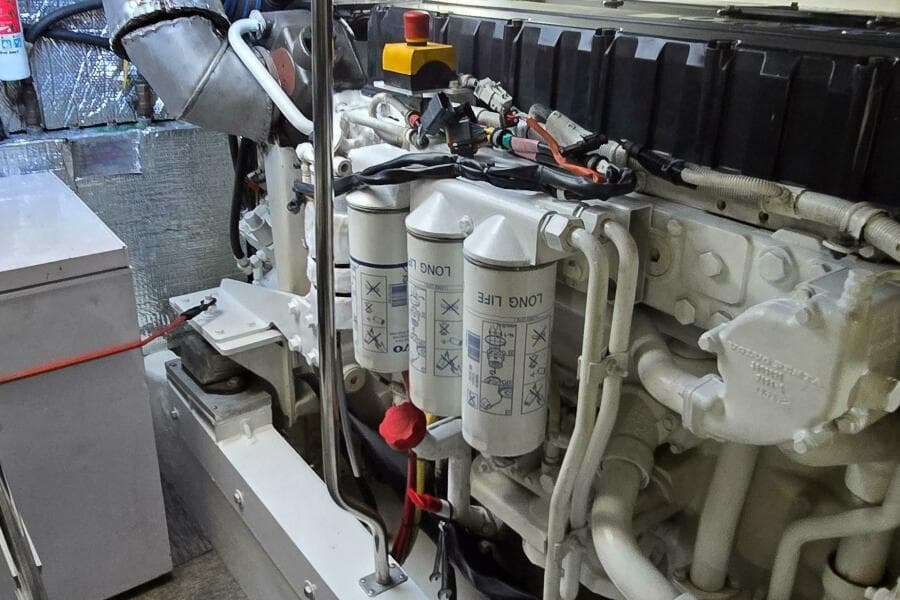 2006 Cruisers Yachts 52 Express - Photo 105