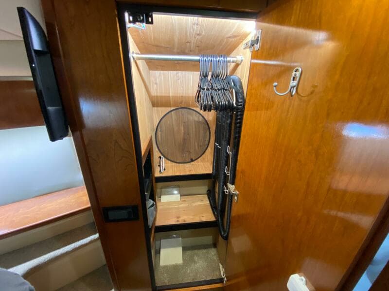 2006 Cruisers Yachts 52 Express - Photo 26