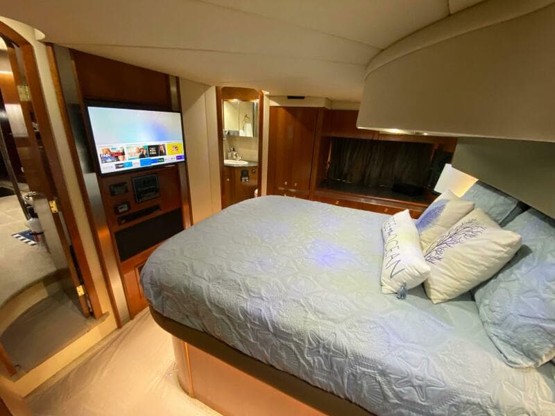 2006 Cruisers Yachts 52 Express - Photo 11