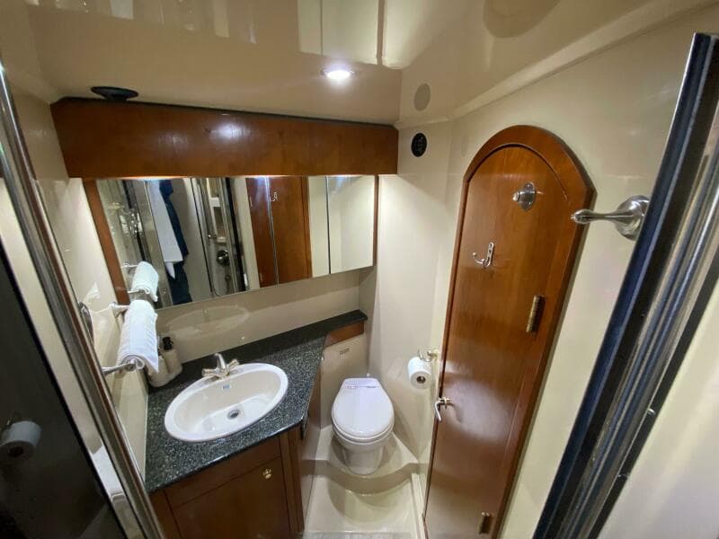 2006 Cruisers Yachts 52 Express - Photo 16