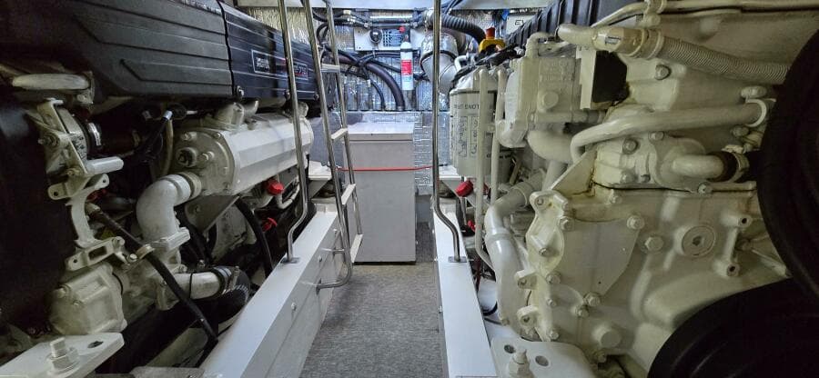 2006 Cruisers Yachts 52 Express - Photo 96