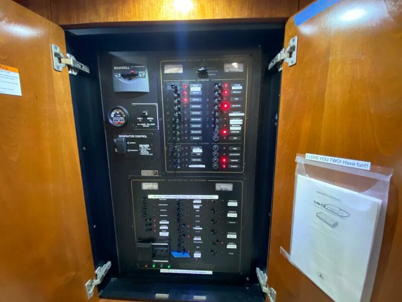 2006 Cruisers Yachts 52 Express - Photo 36