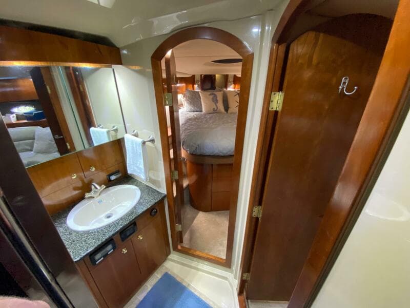 2006 Cruisers Yachts 52 Express - Photo 23