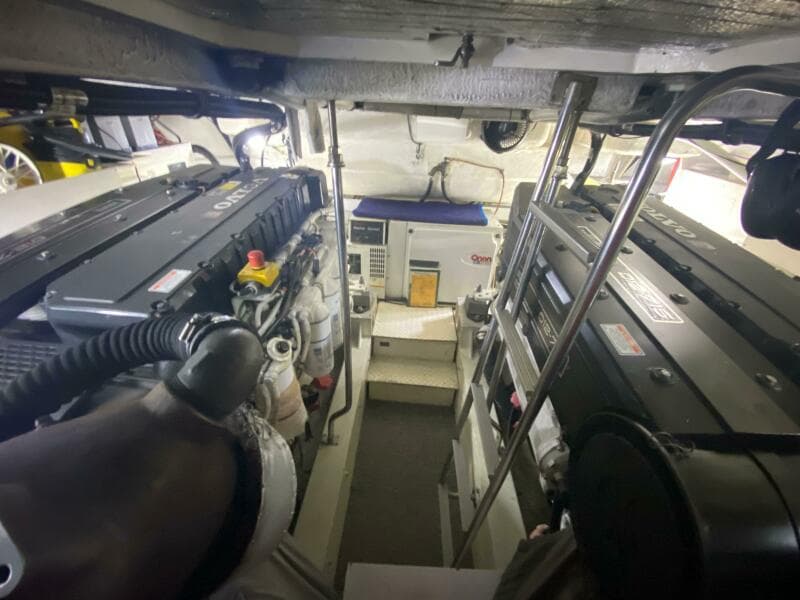 2006 Cruisers Yachts 52 Express - Photo 79