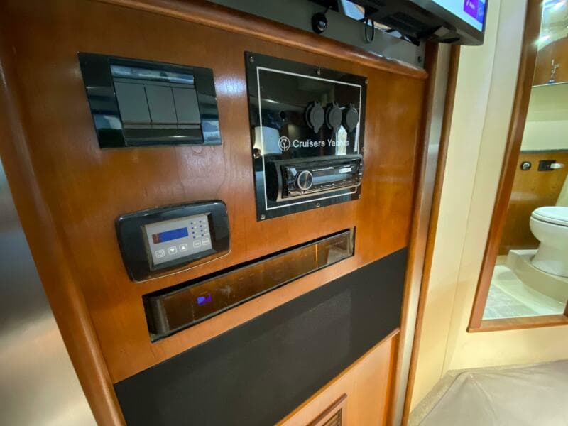 2006 Cruisers Yachts 52 Express - Photo 41