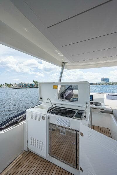 2021 Prestige 590 - Photo 33