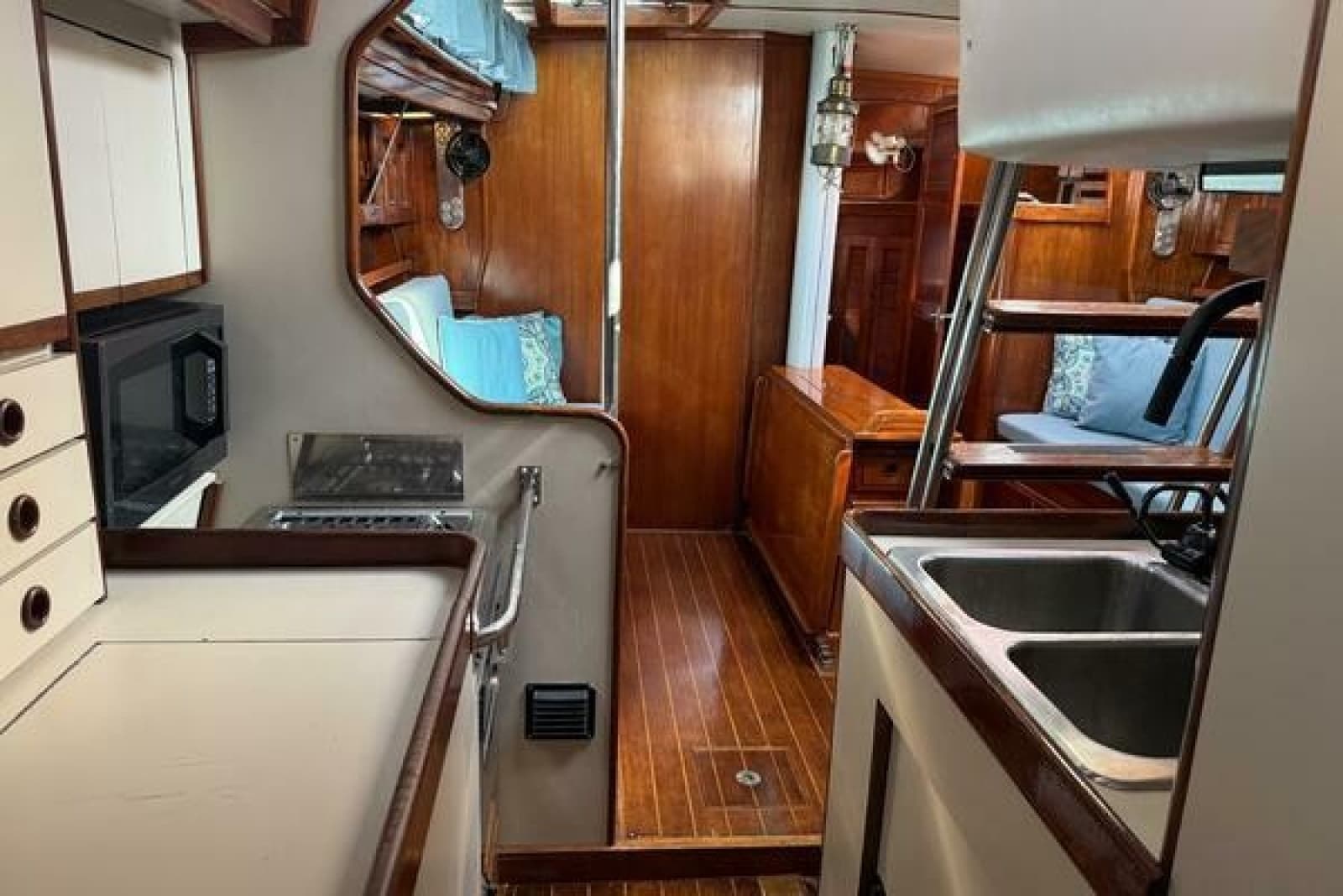 1985 Endeavour 42 - Photo 12