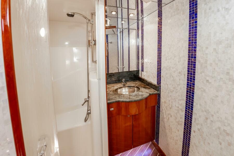 2008 Hatteras 64 Enclosed Bridge