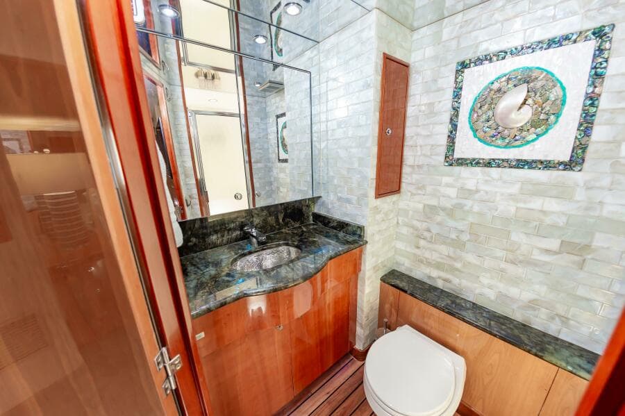 2008 Hatteras 64 Enclosed Bridge