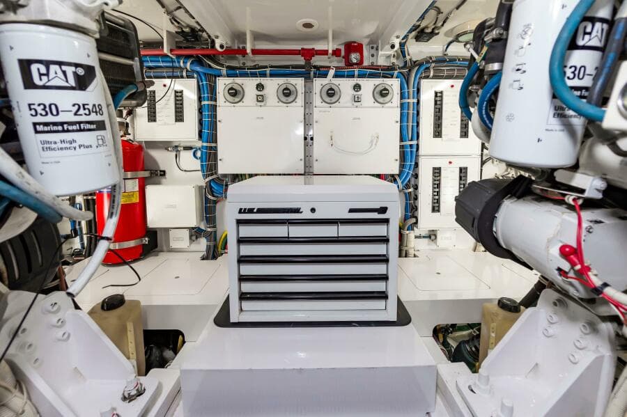 2008 Hatteras 64 Enclosed Bridge