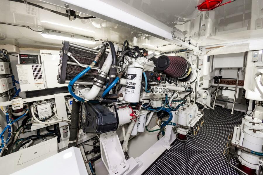 2008 Hatteras 64 Enclosed Bridge