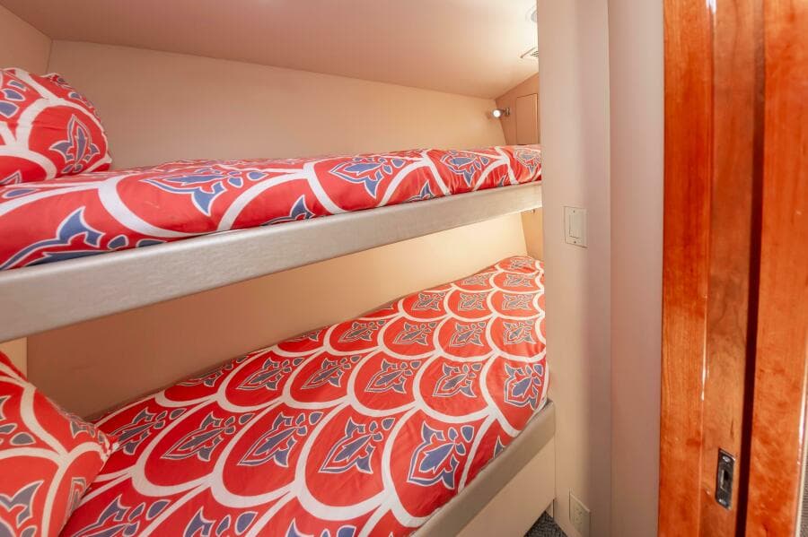 2008 Hatteras 64 Enclosed Bridge