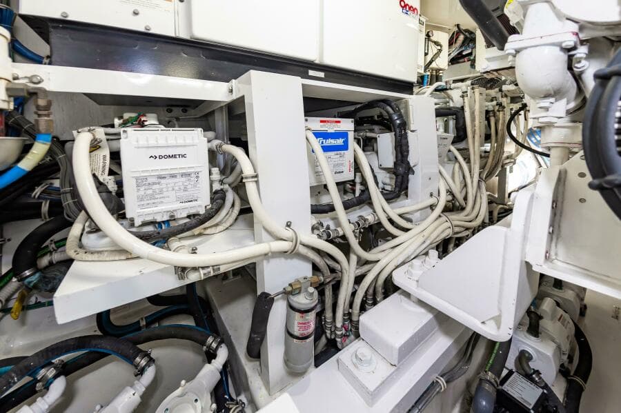 2008 Hatteras 64 Enclosed Bridge