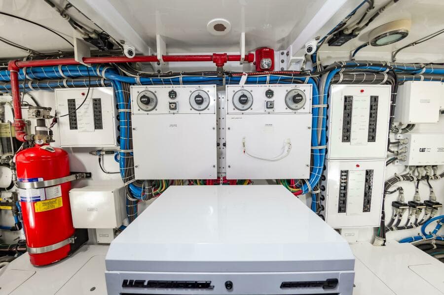 2008 Hatteras 64 Enclosed Bridge