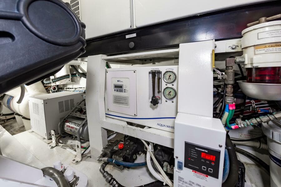 2008 Hatteras 64 Enclosed Bridge