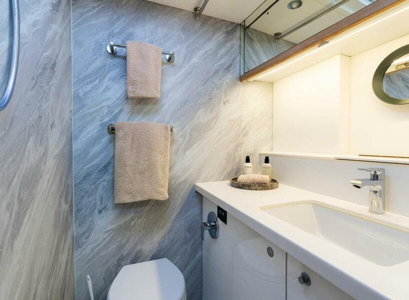 2014 Oyster Yachts Oyster 825