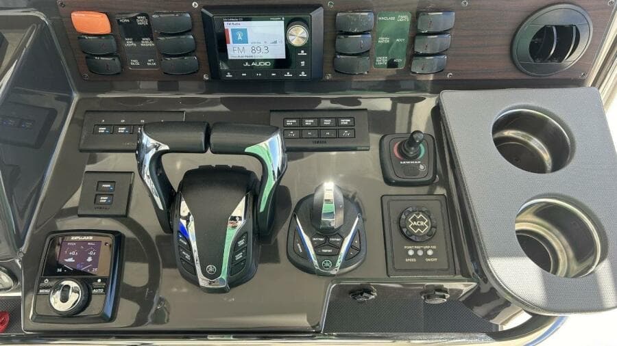 Pursuit 42 - Happy Hour - Helm