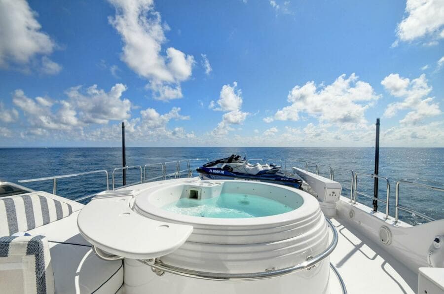 049 Flybridge Jacuzzi