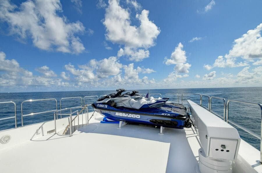 050  Flybridge (Jetskiis Not Included)