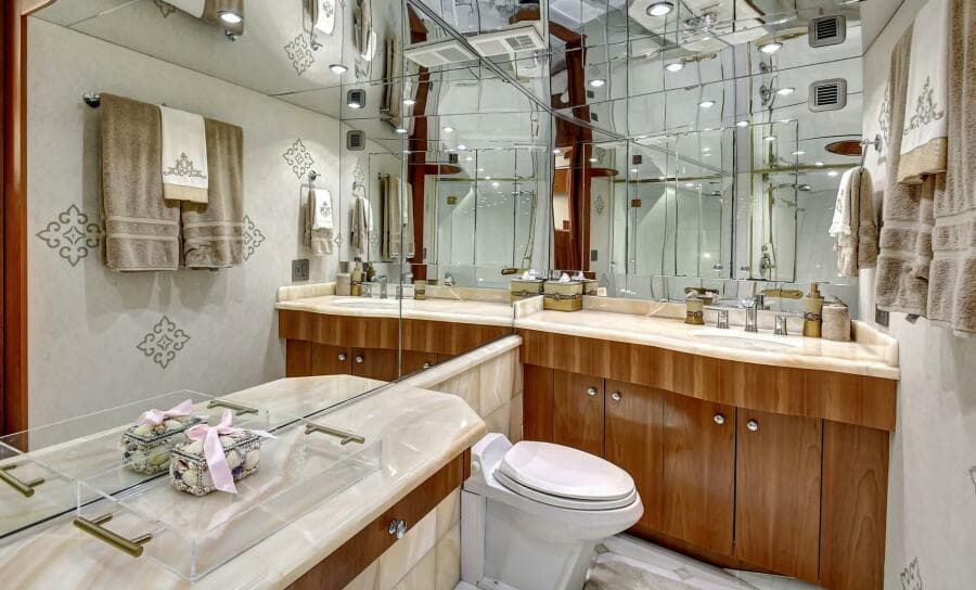 031 Lower Deck Forward VIP  Head 02