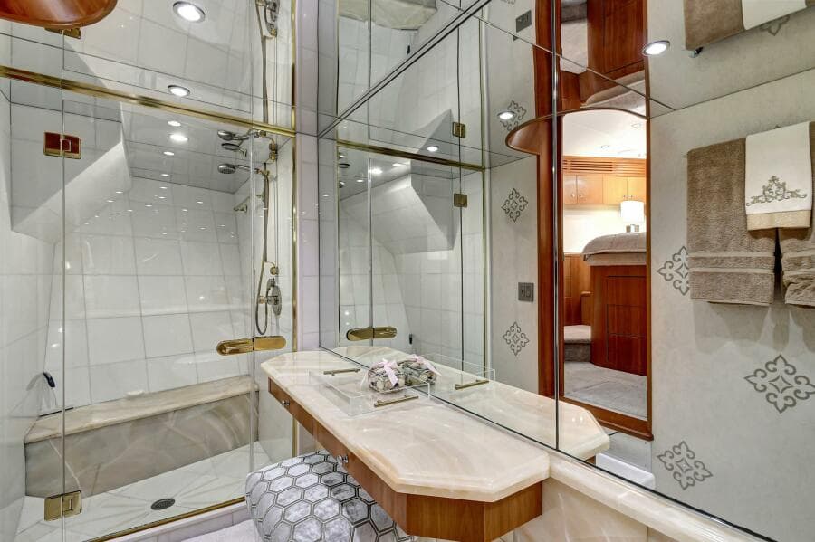 030 Lower Deck Forward VIP Head 01