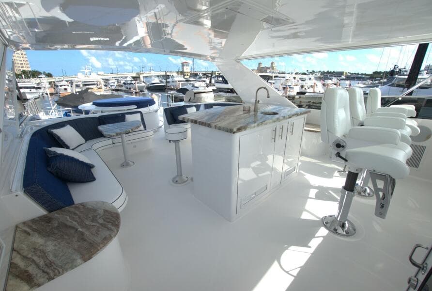 042 Flybridge Bar and Seating Area 01