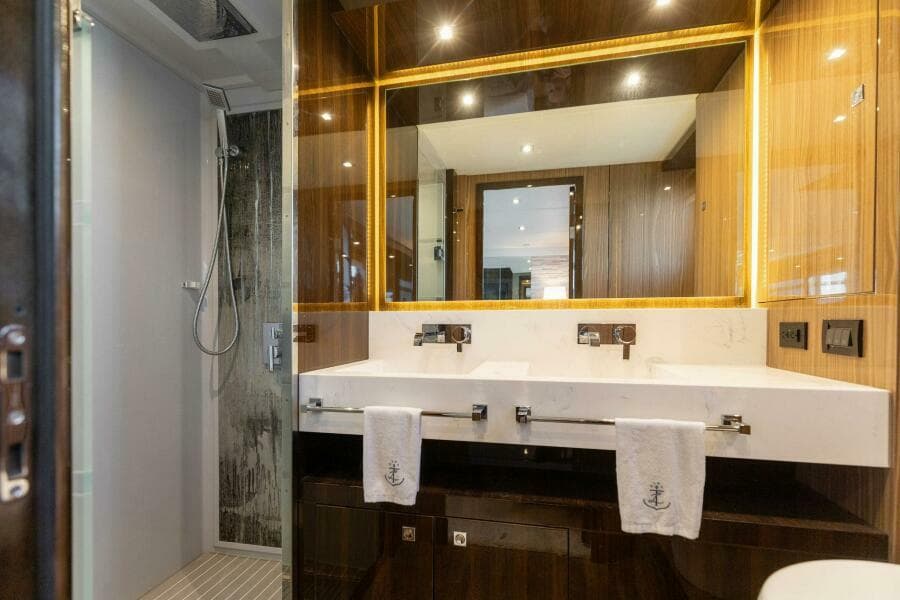 2023 Cruisers Yachts 60 Cantius Fly- Master Head