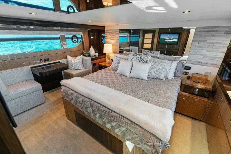 2023 Cruisers Yachts 60 Cantius Fly- Master Stateroom