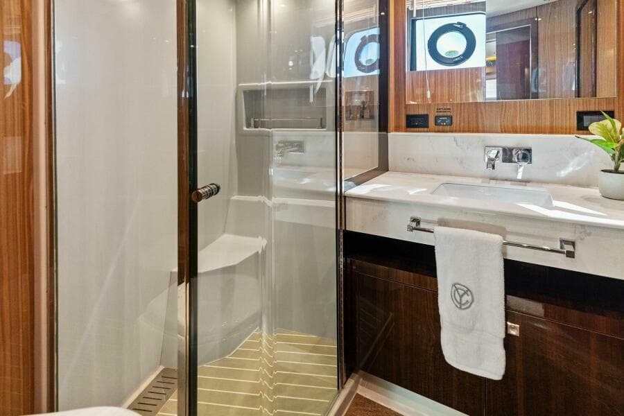 2023 Cruisers Yachts 60 Cantius Fly- Guest Head