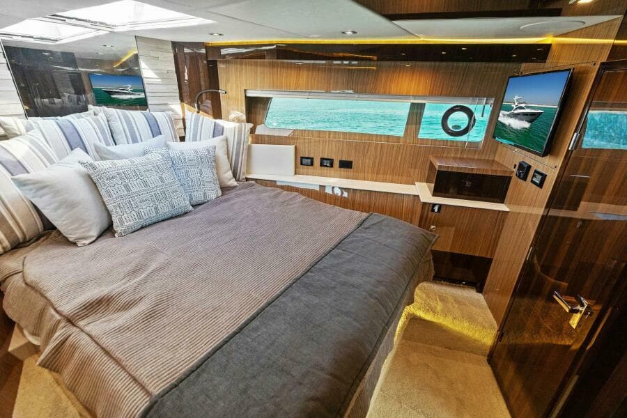 2023 Cruisers Yachts 60 Cantius Fly- VIP Stateroom