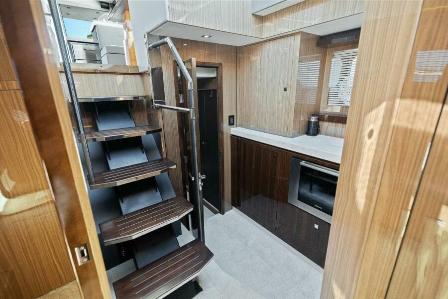 2023 Cruisers Yachts 60 Cantius Fly- Companionway