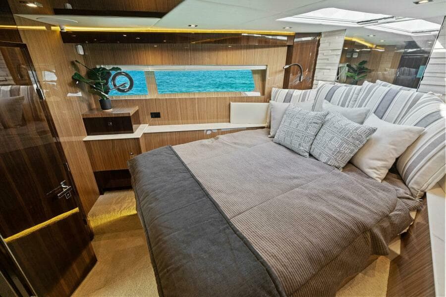 2023 Cruisers Yachts 60 Cantius Fly- VIP Stateroom