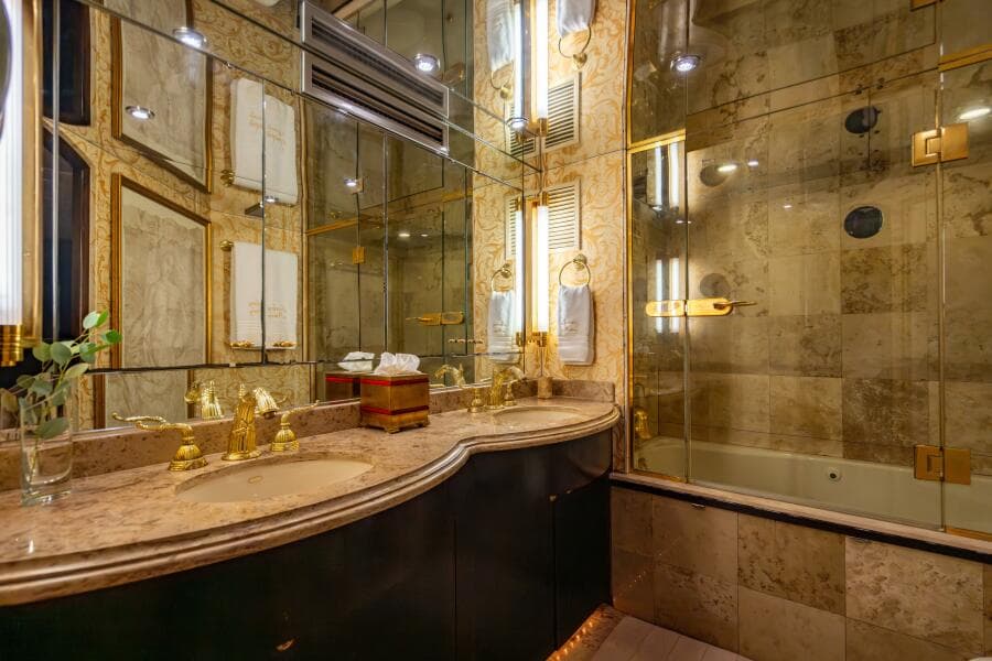 2001 Hatteras 100 Motor Yacht