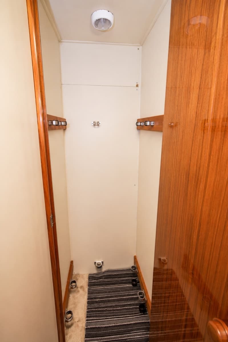 2005 Viking 45 Convertible - Photo 18