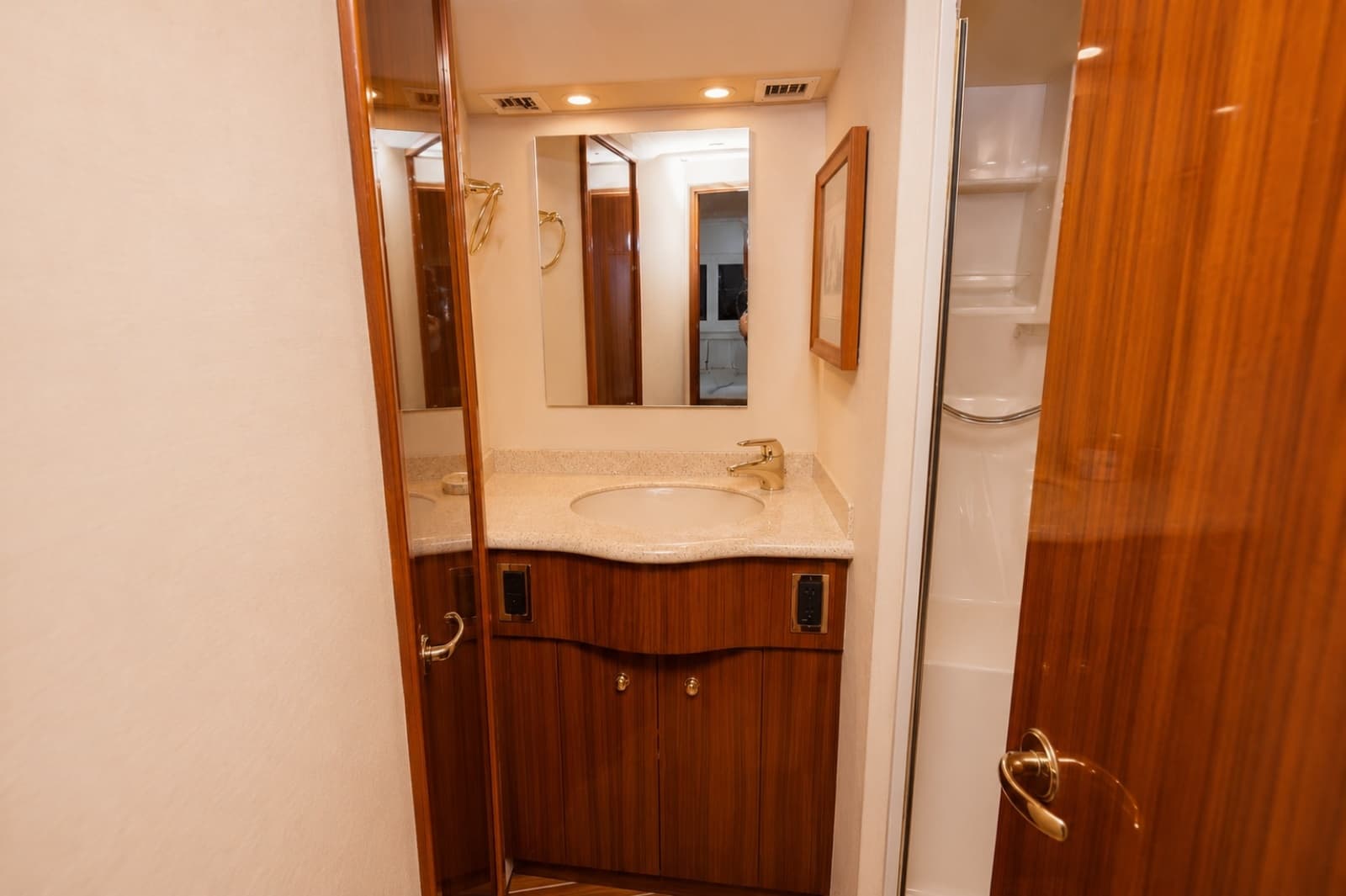 2005 Viking 45 Convertible - Photo 22