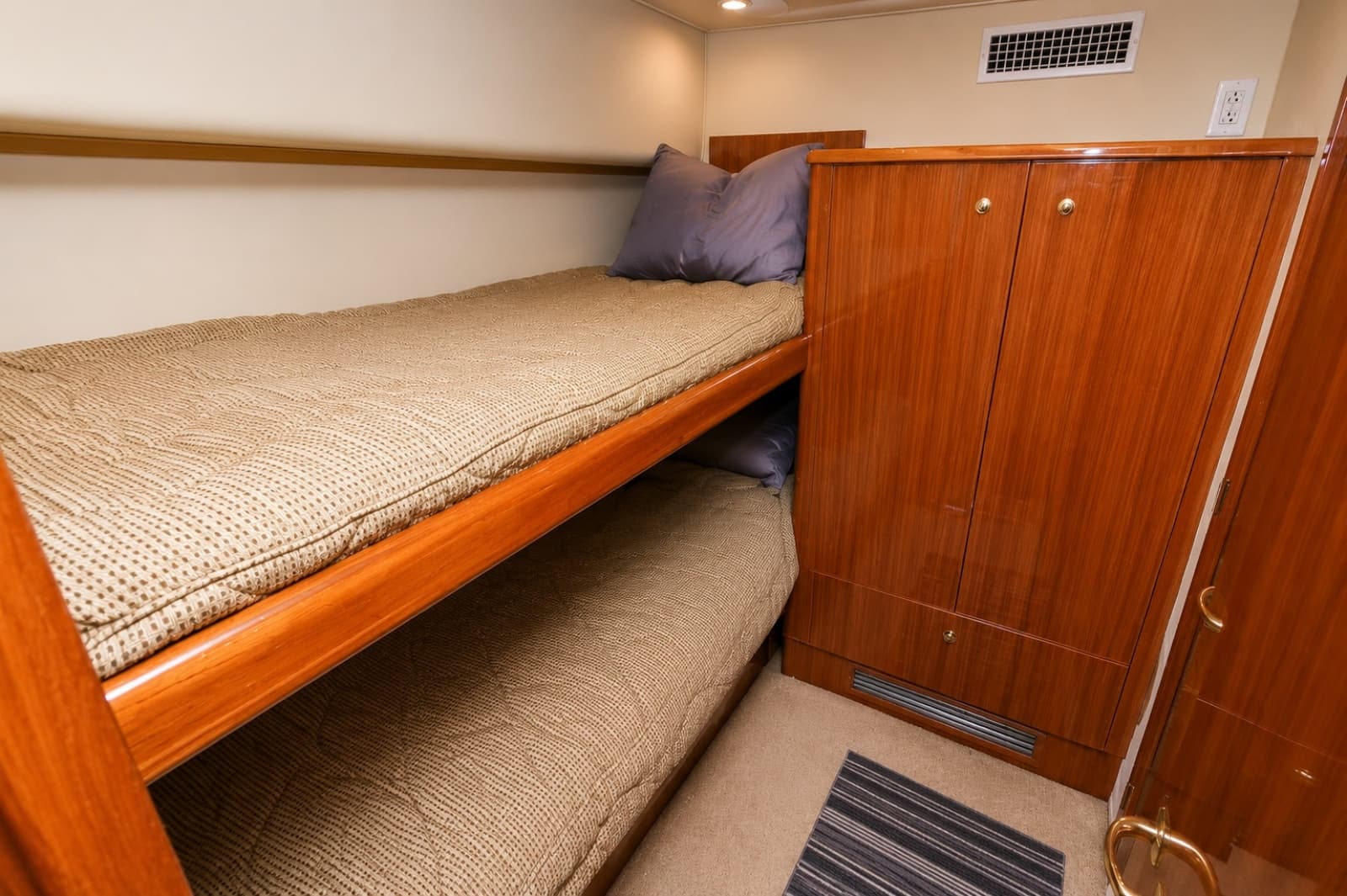 2005 Viking 45 Convertible - Photo 20