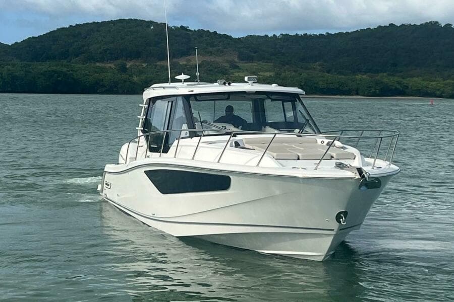 2022 Boston Whaler Conquest 405