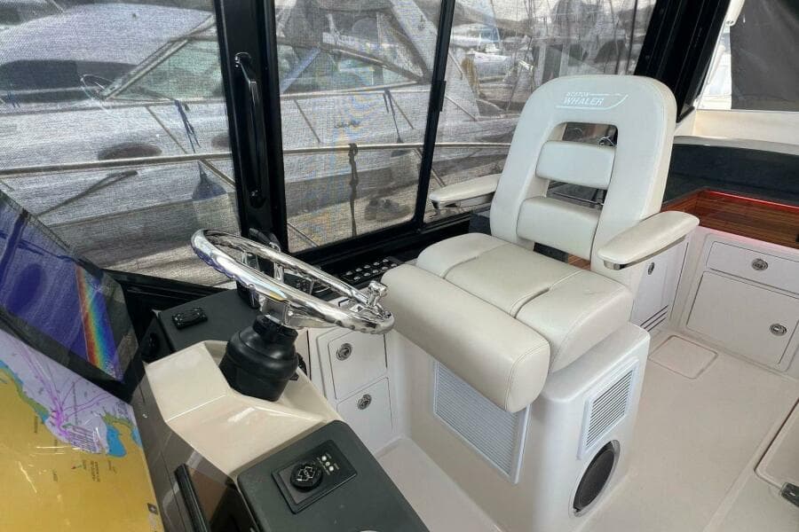 2022 Boston Whaler Conquest 405