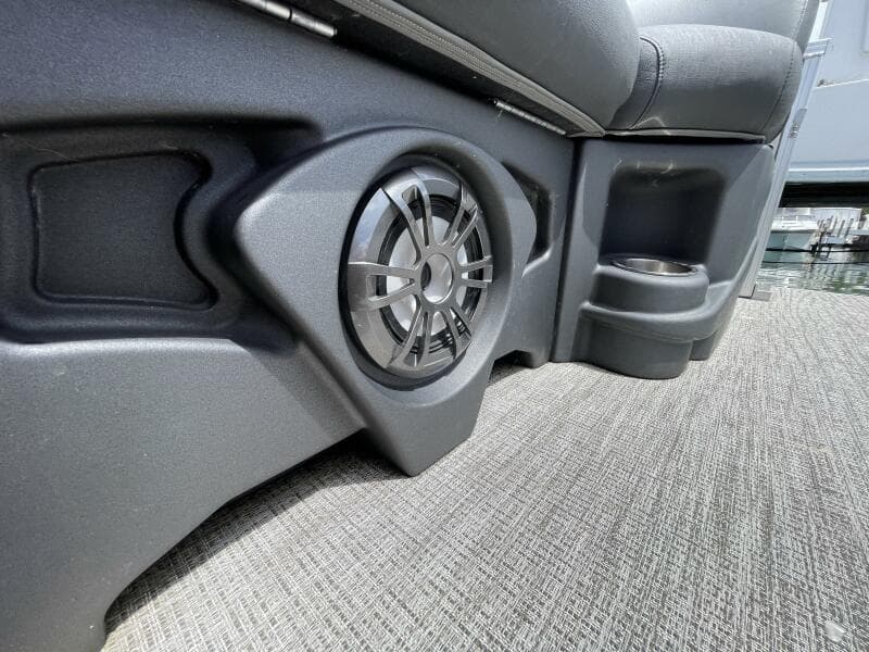 2023 Tahoe Pontoon LTZ 2385 Rear Fish