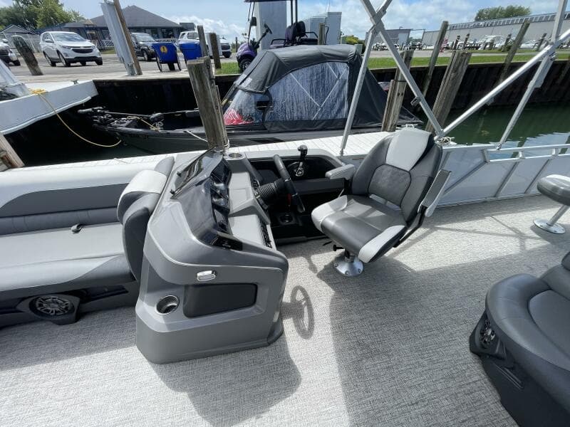 2023 Tahoe Pontoon LTZ 2385 Rear Fish