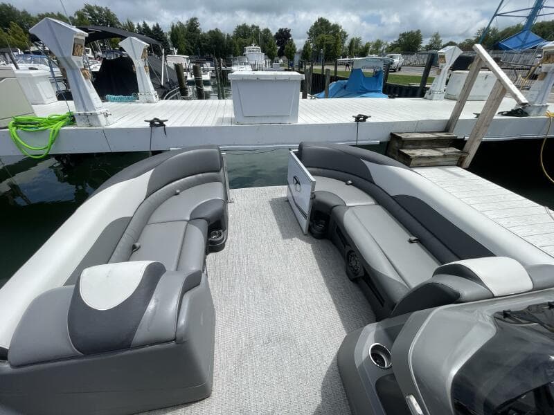 2023 Tahoe Pontoon LTZ 2385 Rear Fish