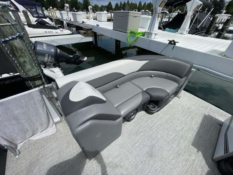 2023 Tahoe Pontoon LTZ 2385 Rear Fish