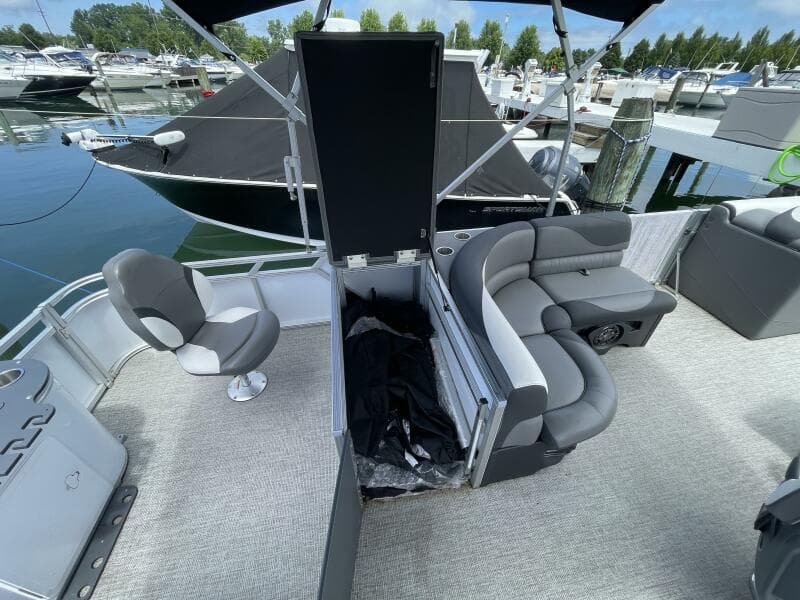 2023 Tahoe Pontoon LTZ 2385 Rear Fish