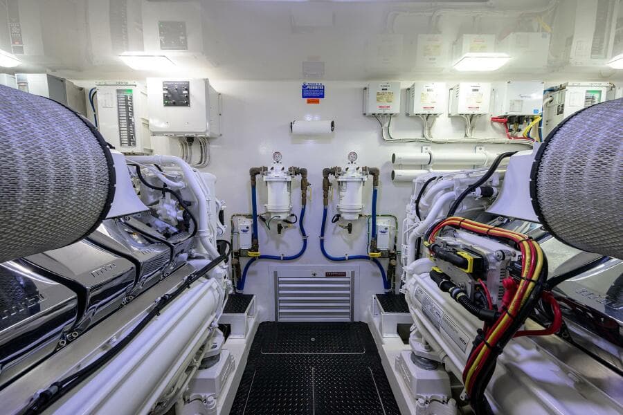 Viking 80 - LAMPLIGHTER - Engine Room