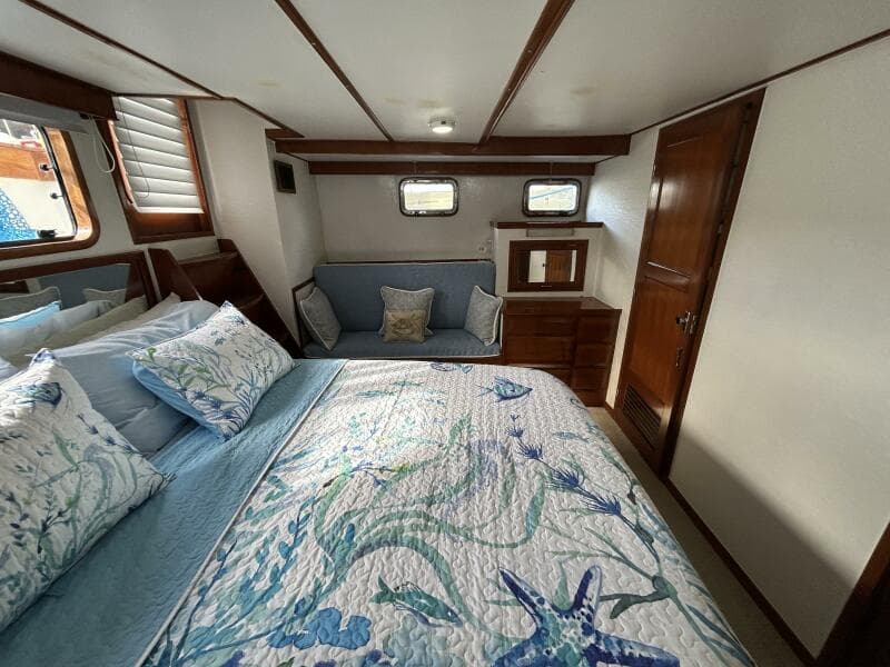 57' DeFever master stateroom port