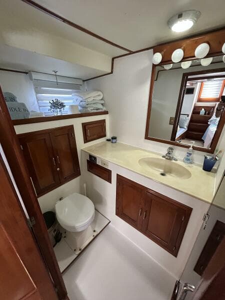 57' DeFever master stateroom head