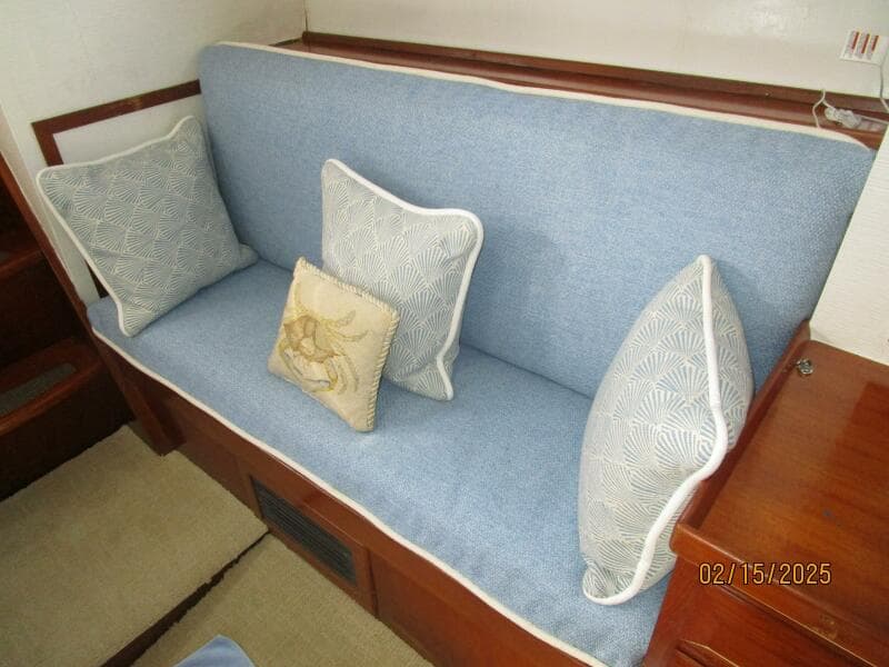 57' DeFever master stateroom port benchseat