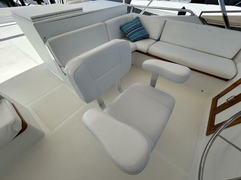 57' DeFever flybridge helmseat