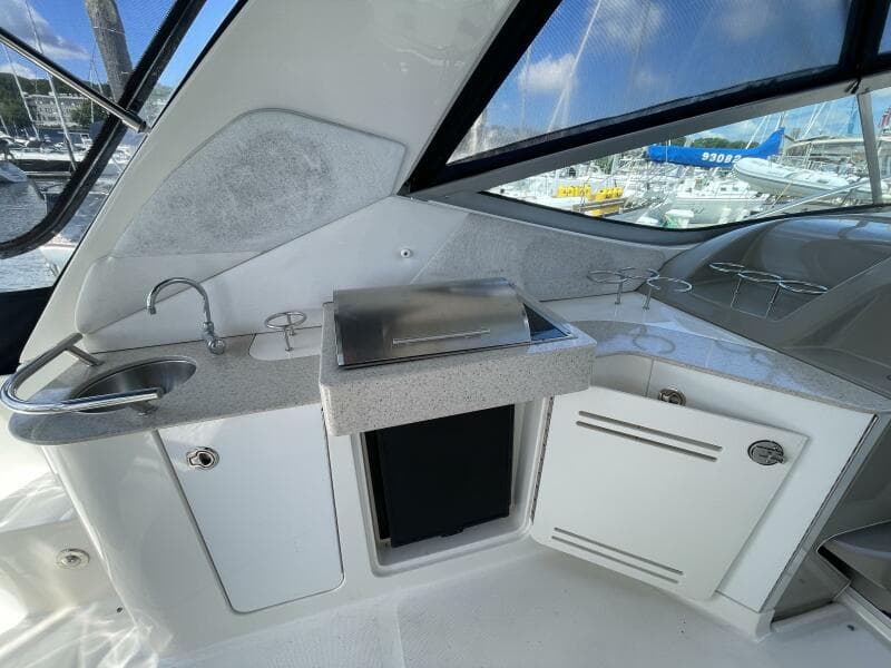 2010 Sea Ray 330 Sundancer